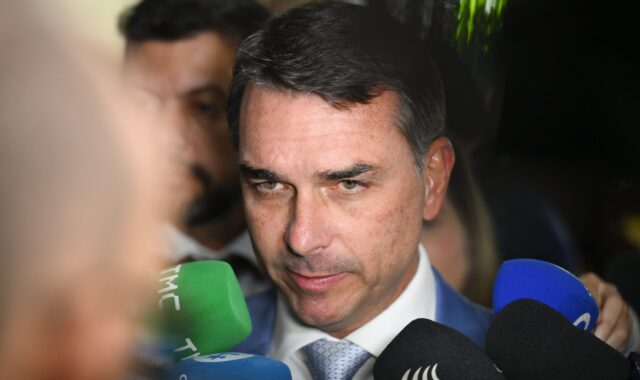 Flávio Bolsonaro anuncia plano para mulheres com plataforma digital e IA própria