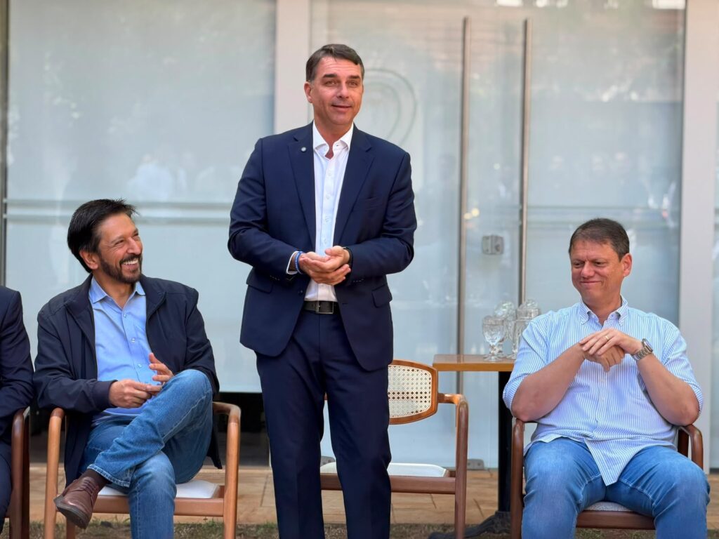 Flávio Bolsonaro afirma que não desiste de Tereza Cristina como vice