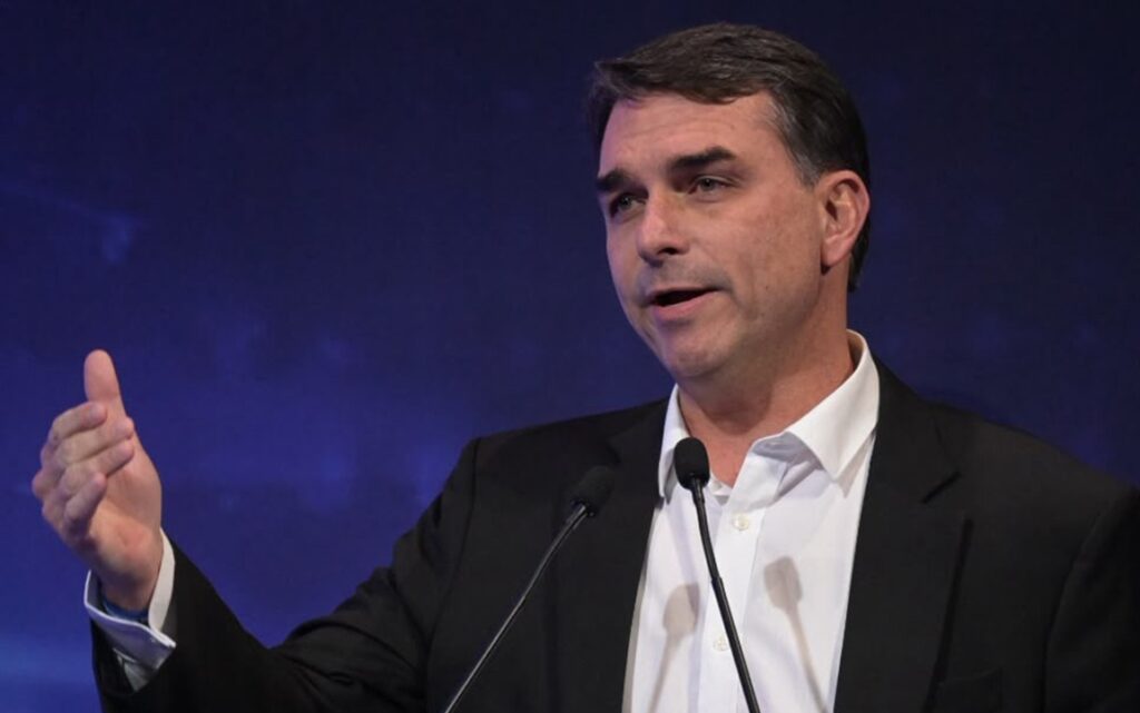 Moraes suspende visitas de Flávio a Bolsonaro por 90 dias