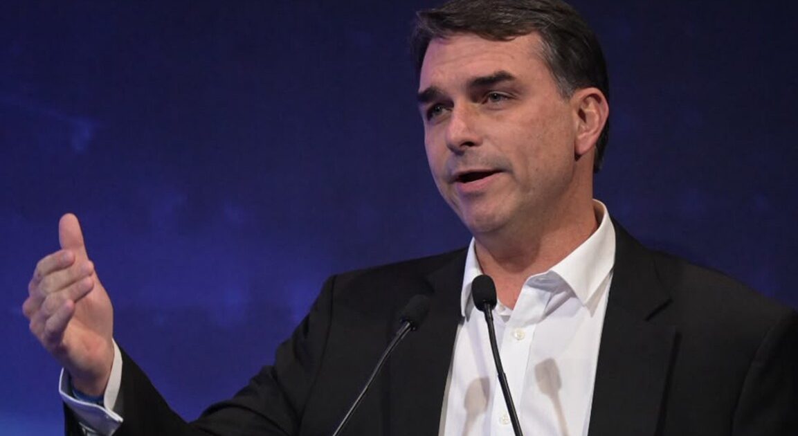 Moraes suspende visitas de Flávio a Bolsonaro por 90 dias