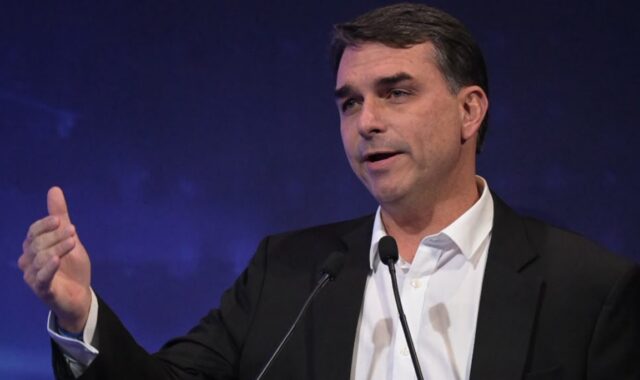 Moraes suspende visitas de Flávio a Bolsonaro por 90 dias