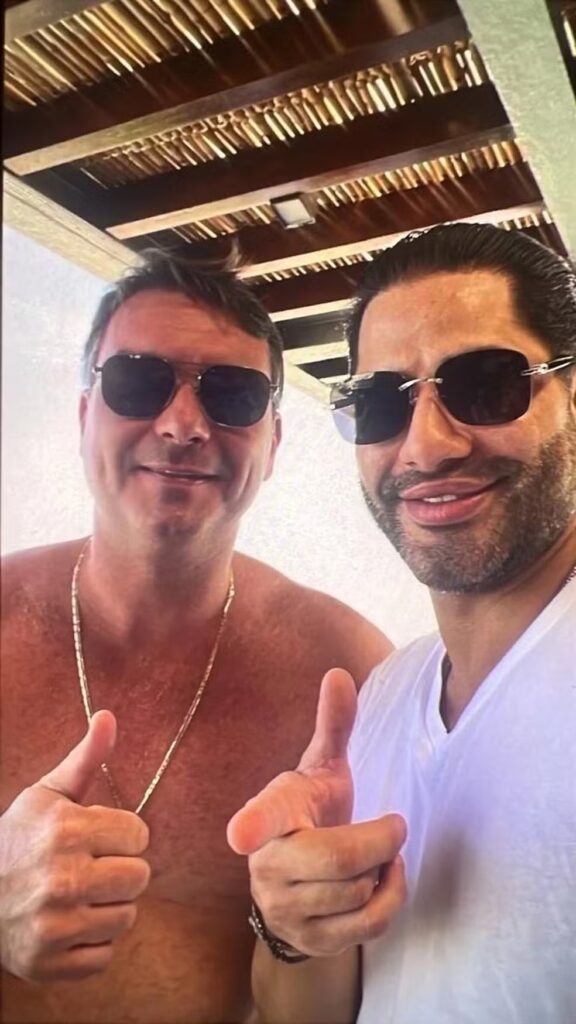 Flávio Bolsonaro alega que foto com Sicário foi manipulada por IA
