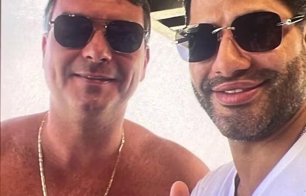Flávio Bolsonaro alega que foto com Sicário foi manipulada por IA