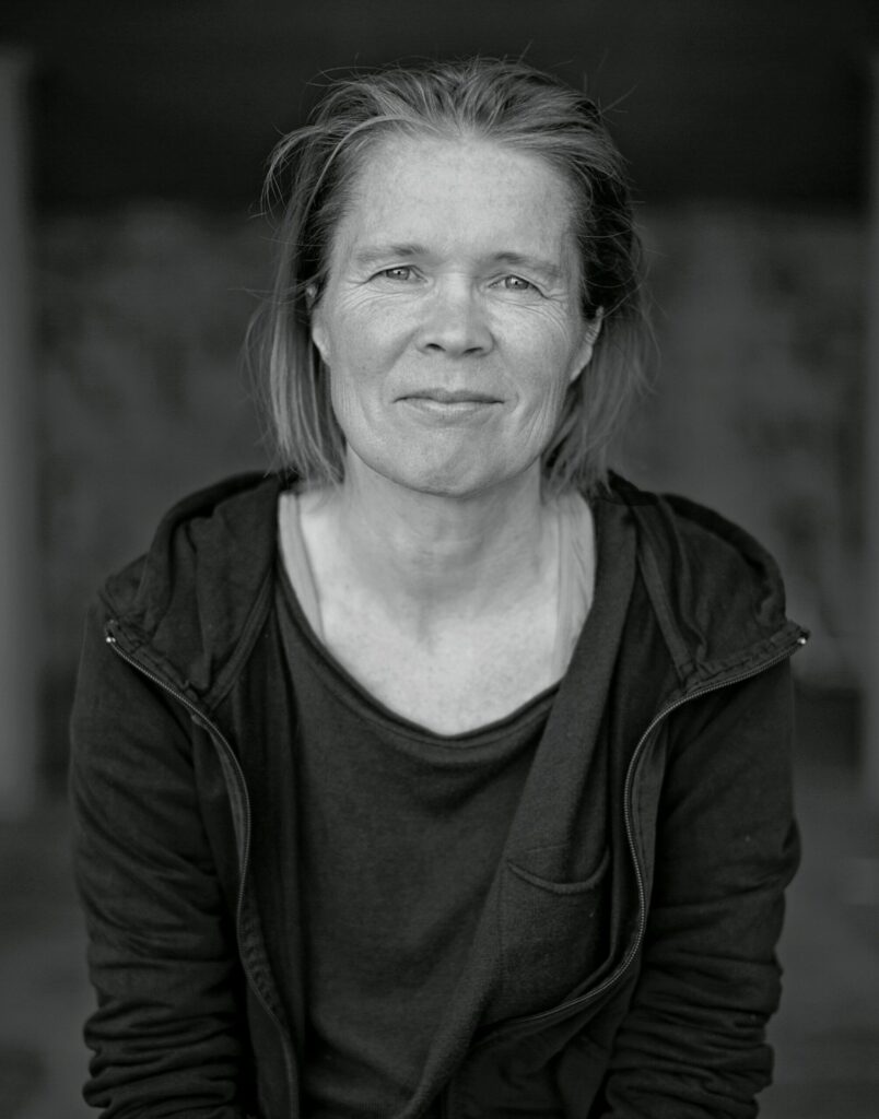 Ia Genberg Detalhes: vencedora do August faz retratos falados do passado
