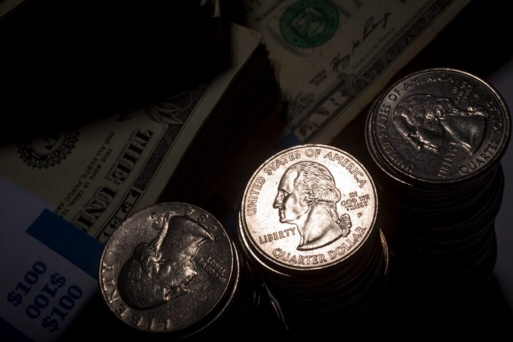 Dólar abre em leve alta, com mercado atento a dados dos EUA