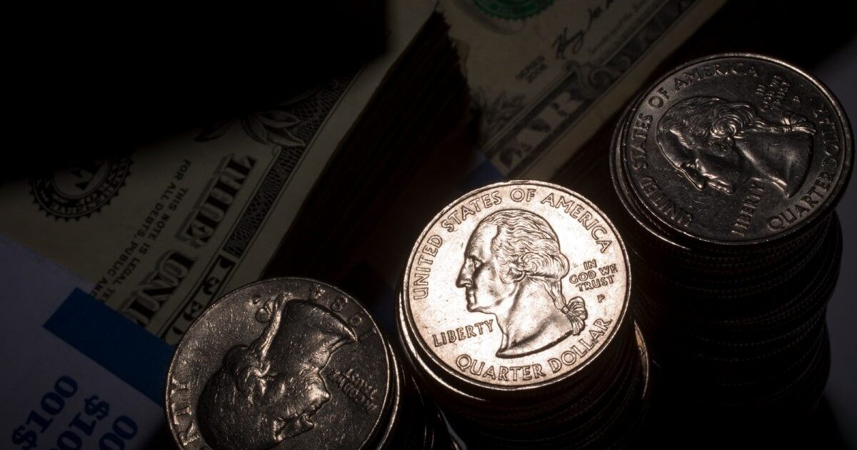 Dólar abre em leve alta, com mercado atento a dados dos EUA