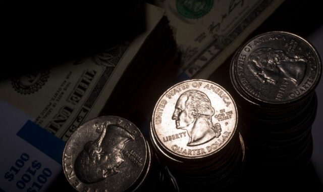 Dólar abre em leve alta, com mercado atento a dados dos EUA