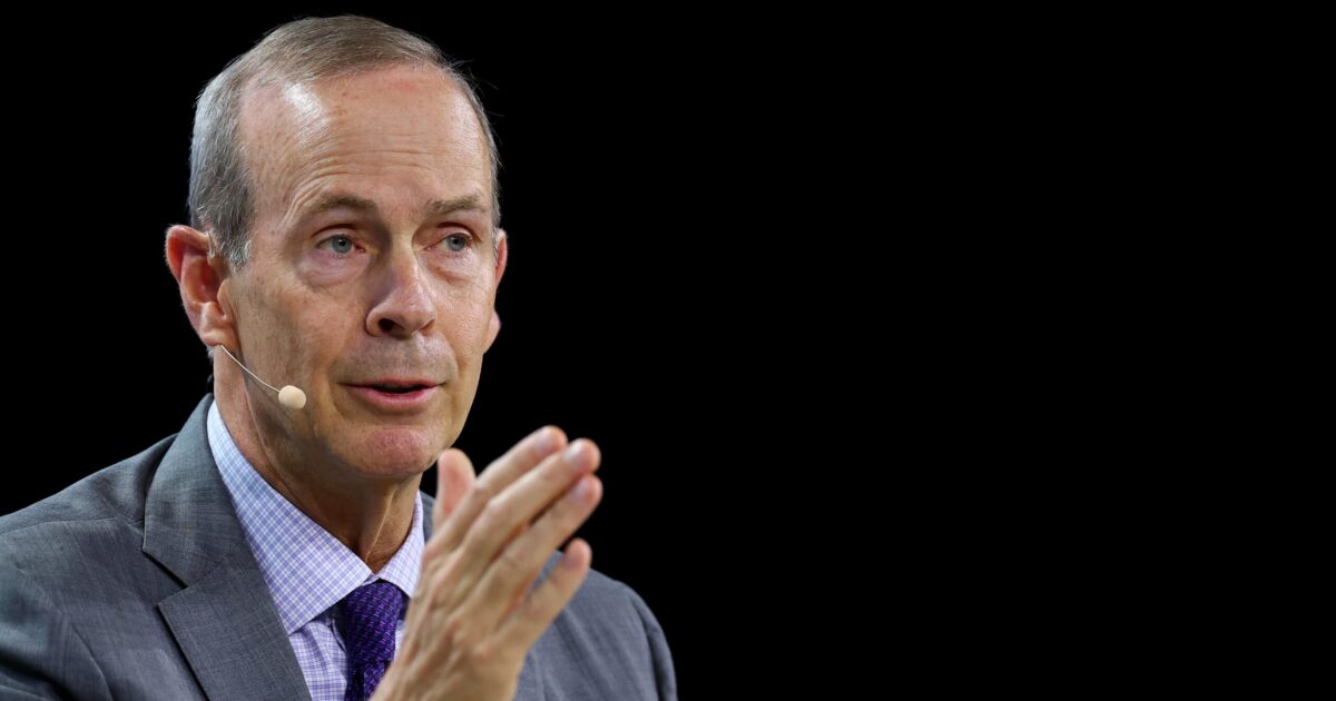 Presidente Trump exige redução nos preços da gasolina e critica CEO