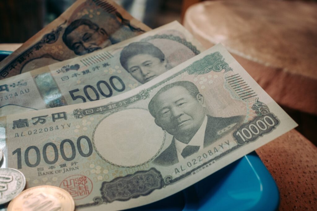 Iene avança com dólar fraco e apostas de juros estáveis nos EUA