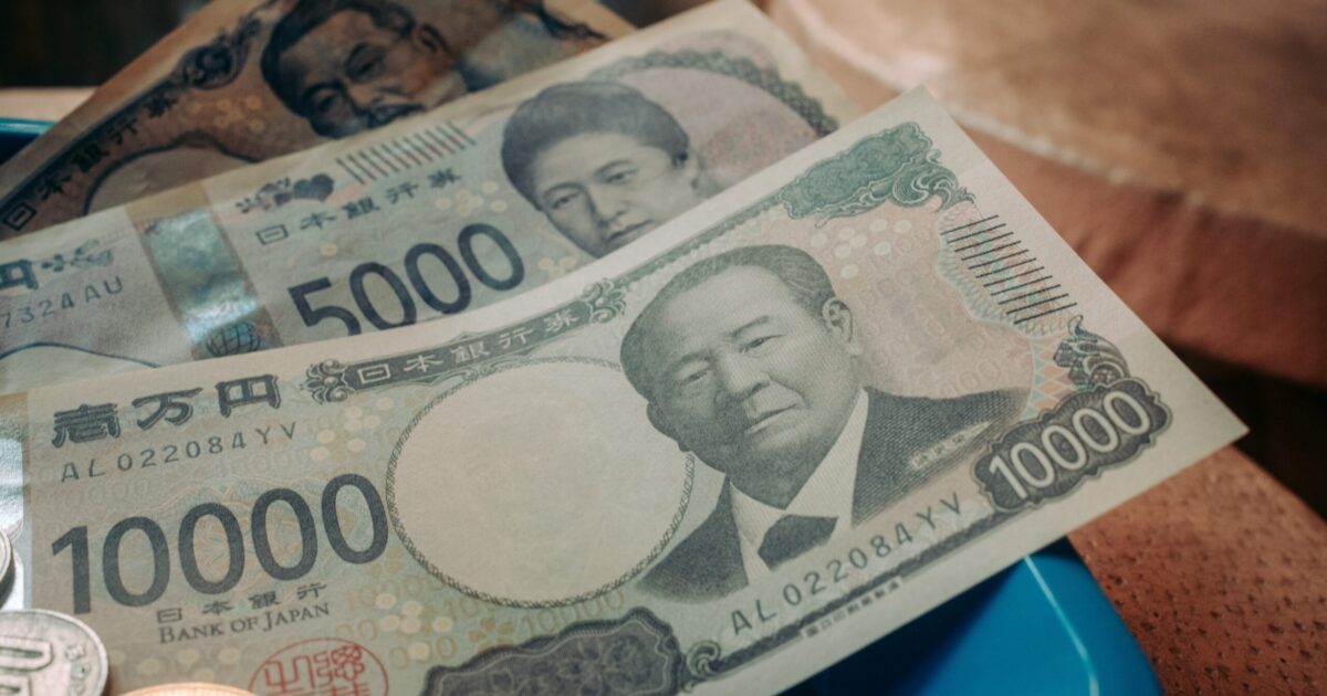 Iene avança com dólar fraco e apostas de juros estáveis nos EUA