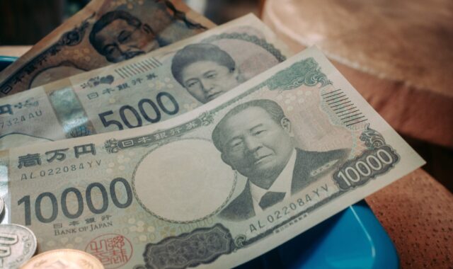 Iene avança com dólar fraco e apostas de juros estáveis nos EUA