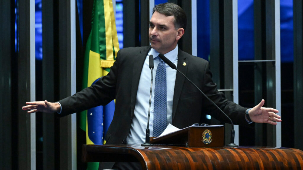 Flávio Bolsonaro apresenta regra fiscal com gatilho de corte de gastos