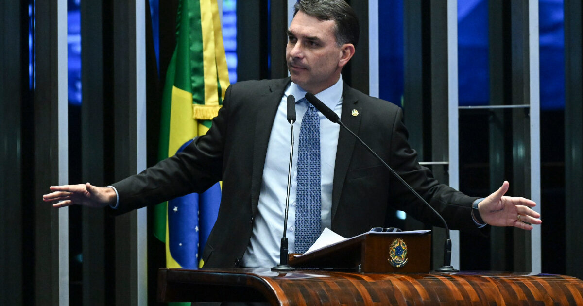 Flávio Bolsonaro apresenta regra fiscal com gatilho de corte de gastos