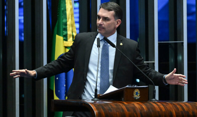 Flávio Bolsonaro apresenta regra fiscal com gatilho de corte de gastos