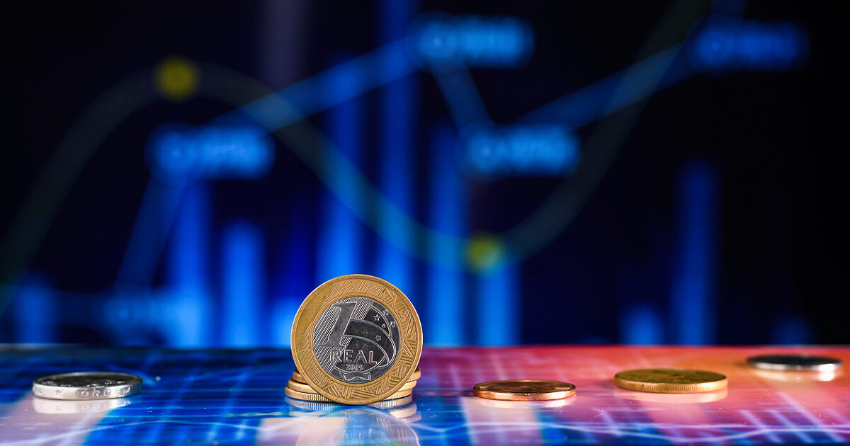 Real perde fôlego entre moedas emergentes; eleição pesa