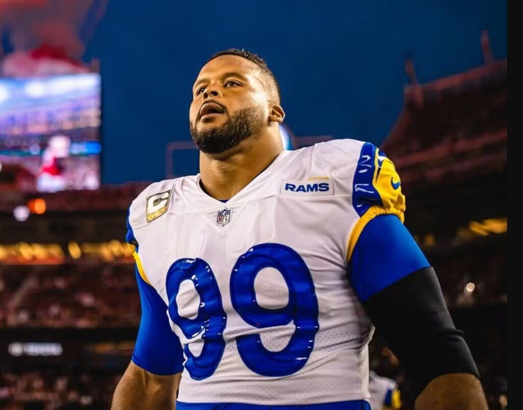 Aaron Donald retorna aos Rams por até US$ 30 mi