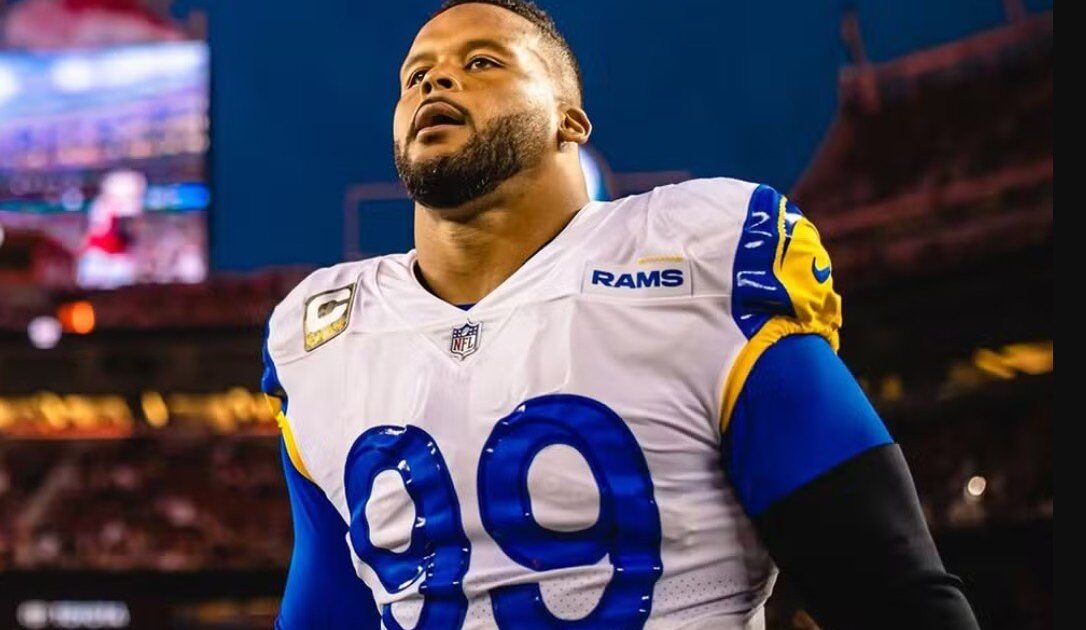 Aaron Donald retorna aos Rams por até US$ 30 mi