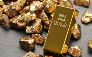 Ouro e bitcoin brilham em agosto de 2025; renda fixa fica para trás