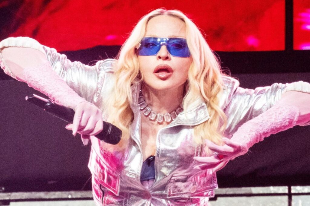 Madonna volta ao VMA após 23 anos e beija Britney