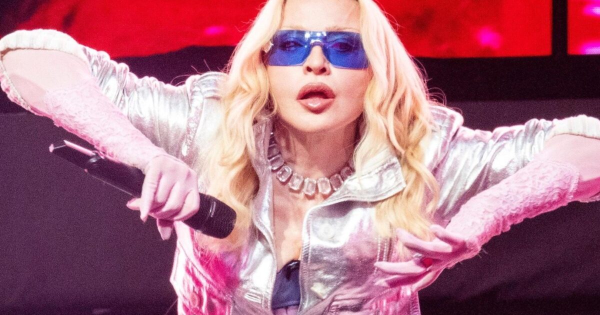 Madonna volta ao VMA após 23 anos e beija Britney