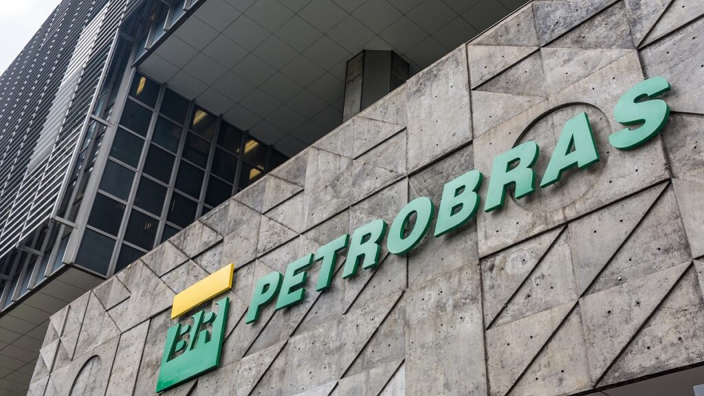 Petrobras PETR4: petróleo a US$ 100 muda a tese de investimento?