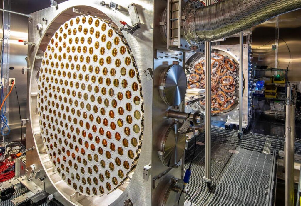 Detector registra sinal inesperado na busca por matéria escura