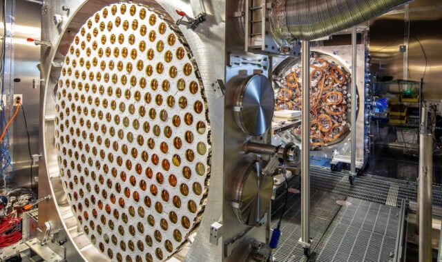 Detector registra sinal inesperado na busca por matéria escura