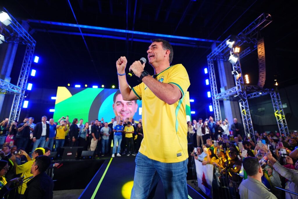 Flávio Bolsonaro tem 15 pontos de vantagem sobre Lula na classe média