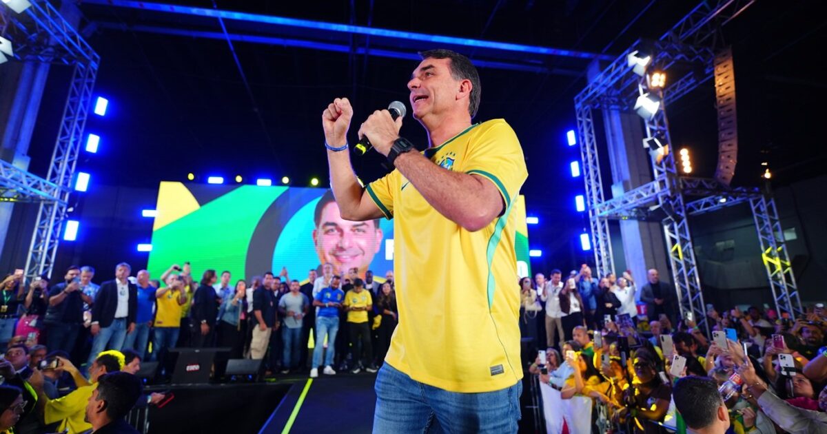 Flávio Bolsonaro tem 15 pontos de vantagem sobre Lula na classe média