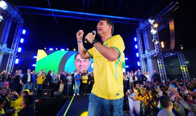 Flávio Bolsonaro tem 15 pontos de vantagem sobre Lula na classe média