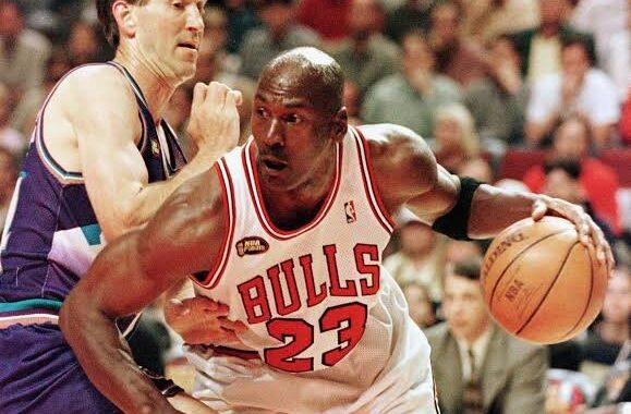 Camisa de Michael Jordan das finais de 1998 é vendida por R$ 70 milhões