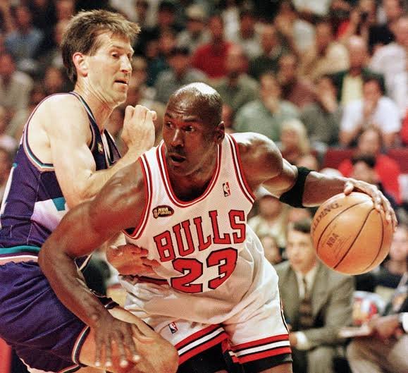 Camisa de Michael Jordan das finais de 1998 é vendida por R$ 70 milhões
